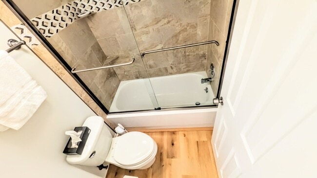 Building Photo - Seasonal/short term 2/2 condo rental with full water view on Longboat Key.