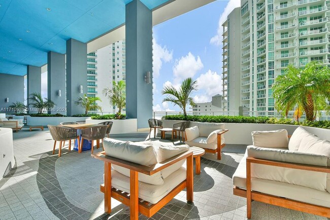 Building Photo - 1300 Brickell Bay Dr