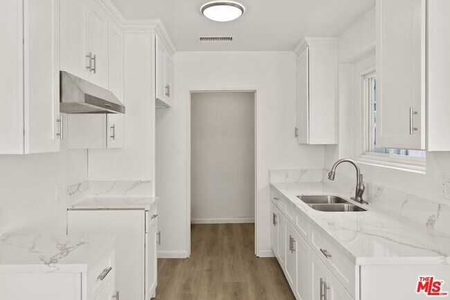 Building Photo - 820 W 98th St