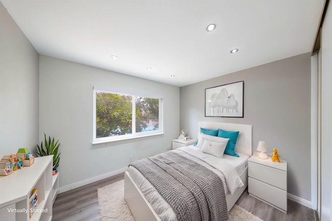 Building Photo - 4 bed, 2.5 bath Townhome Close to Community Pool!