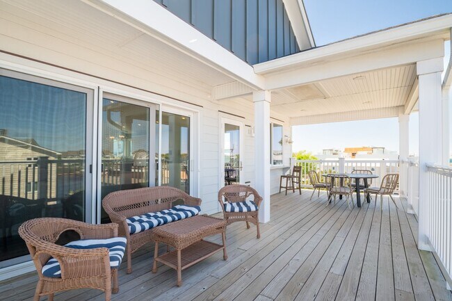 Building Photo - PERFECT BEACH GETAWAY - AVAILABLE MID-DECE...