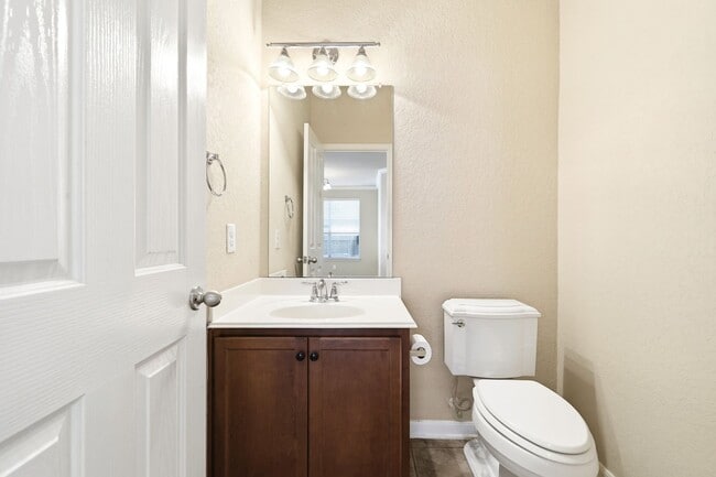 Building Photo - ***APPLICATION CURRENTLY UNDER REVIEW***Spacious Cul-de-sac home located close to Seaworld, Lackl...