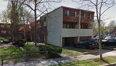 Building Photo - Townhome at the Commons on Foster Avenue