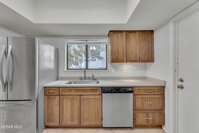 Building Photo - 620 Lakeway Dr