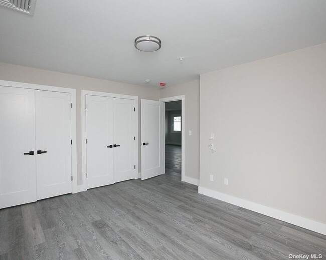 Building Photo - 170 W Montauk Hwy