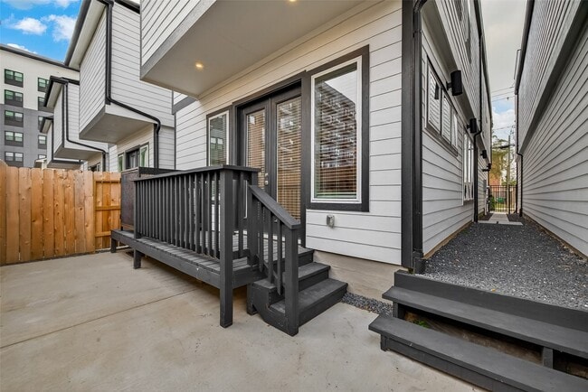 Building Photo - 910 W 21st St