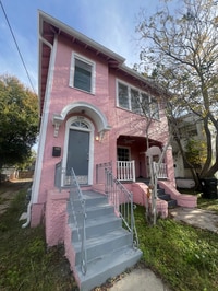 Building Photo - 3 Bedroom on Broadway!