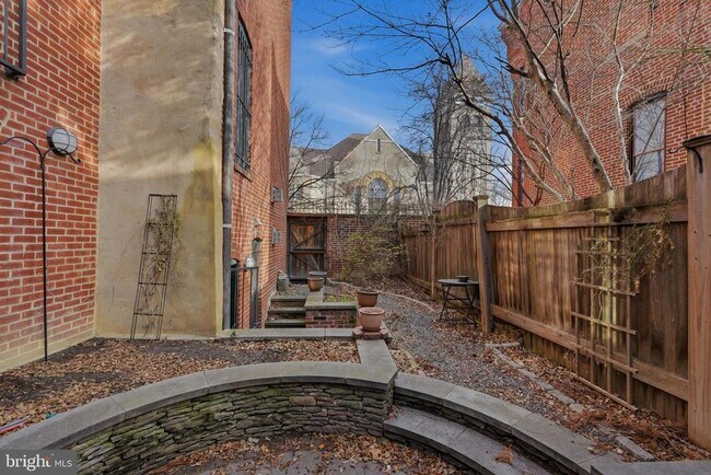 Building Photo - 1002 N St NW