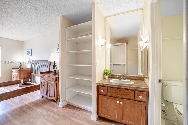 Building Photo - 3760 Inverrary Dr