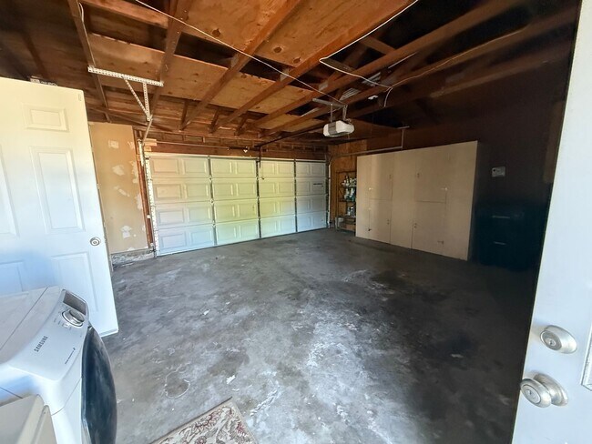 Building Photo - Victorville Green Tree Home- Refurbished 4 Bedrooms, 2 Bathrooms, New Paint,