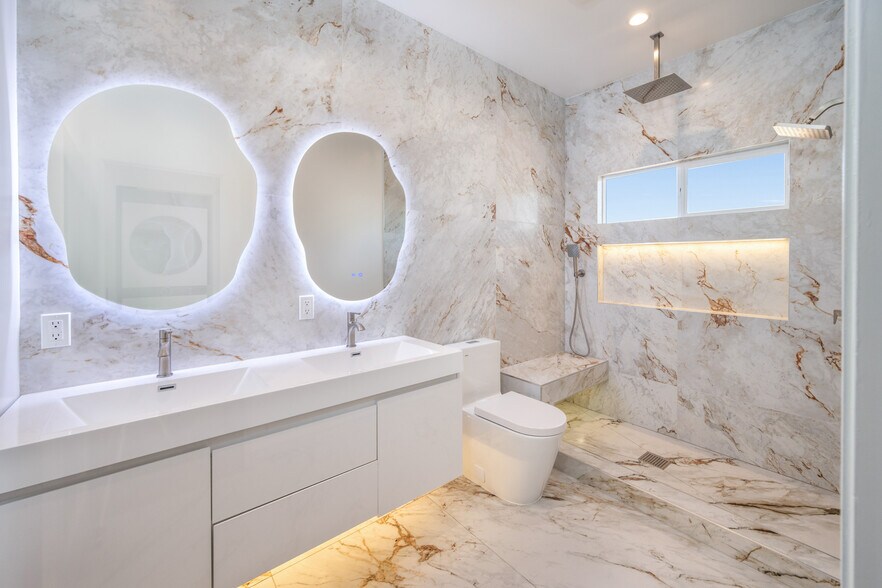 Bathroom/Shower - 1448 S Holt Ave