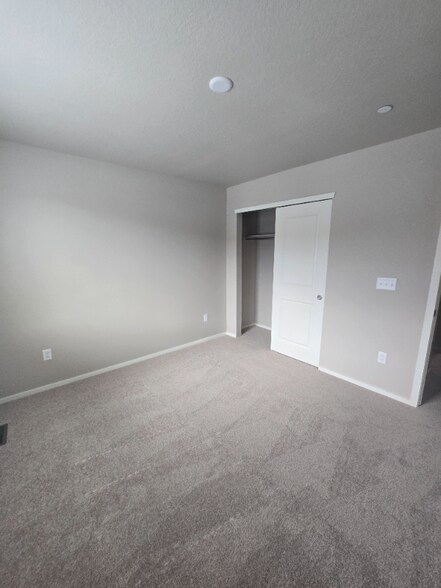 Building Photo - 4824 River Roads Dr