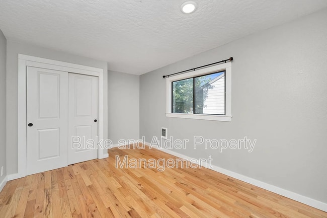 Building Photo - 2402 SE 9th Ct