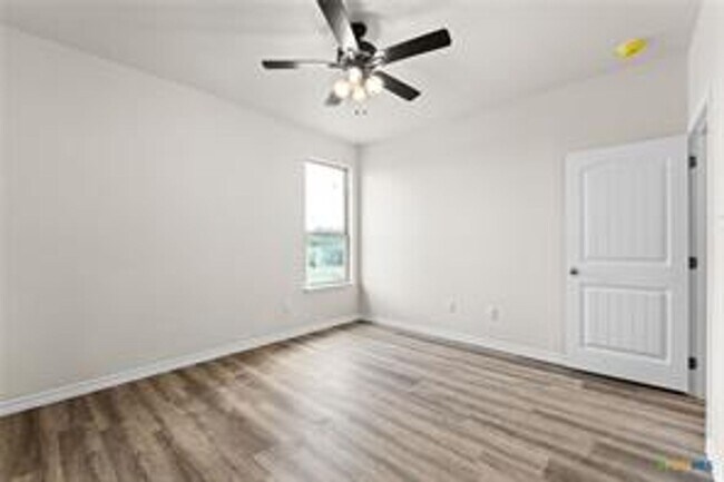 Building Photo - 121 Leon Ln