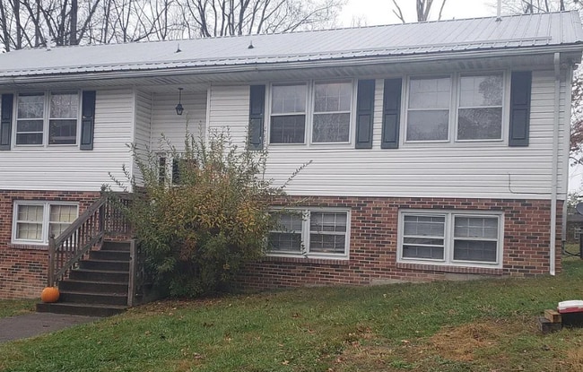 Primary Photo - 102 Oakwood St