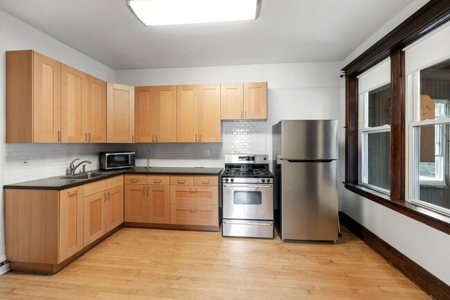 Building Photo - 3213 S Lituanica Ave