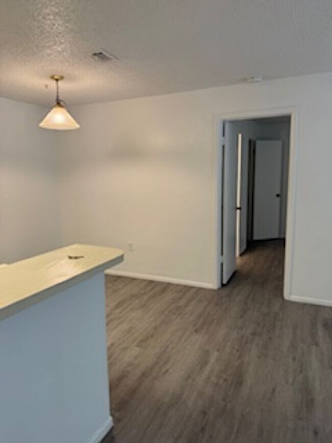 Building Photo - Landing - 974-303