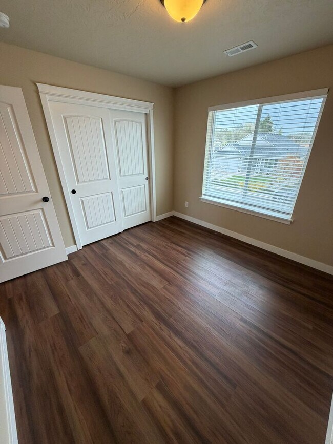 Building Photo - Must See 4 Bedroom!