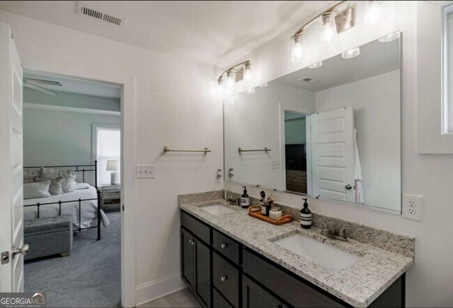 Building Photo - Modern Three Bedroom North Athens