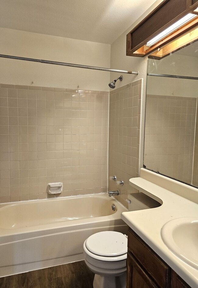 Building Photo - 2 Bedroom Home with Large Yard - Close to Waneka Lake Park