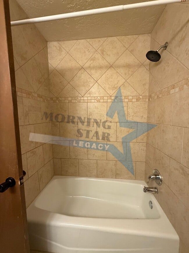 Building Photo - 3 Bed Condo W/ yard!