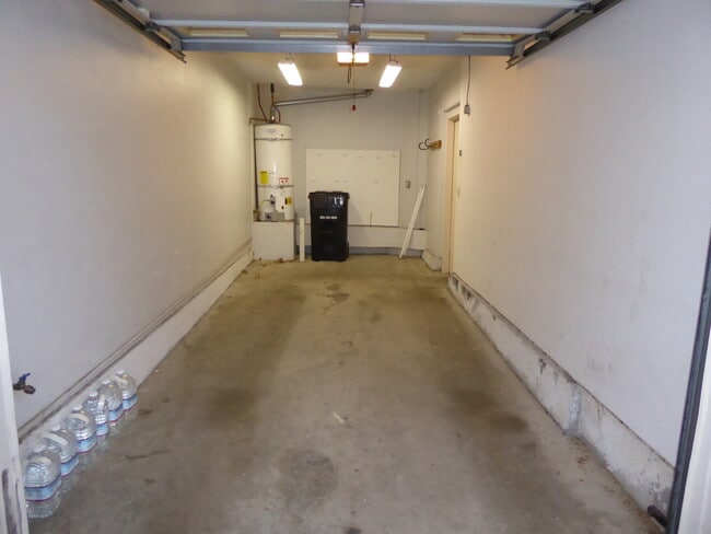 Building Photo - Beautiful 2-Bedroom Upper Corner Unit Townhome in Stevenson Ranch!