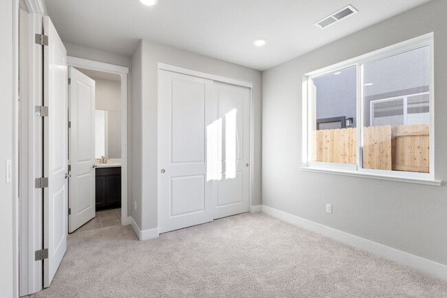 Building Photo - 4 BED | 3 BATH | SINGLE-STORY