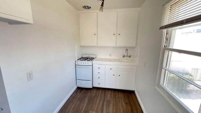 Building Photo - Beautiful Belmont Heights Studio for Rent!