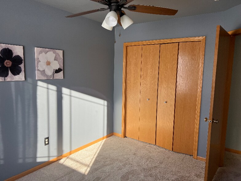 Building Photo - 562 Lexington Dr