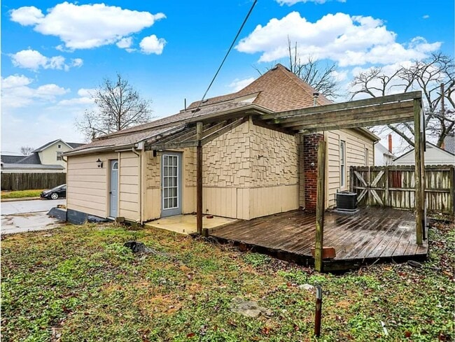 Building Photo - 423 N Webster St