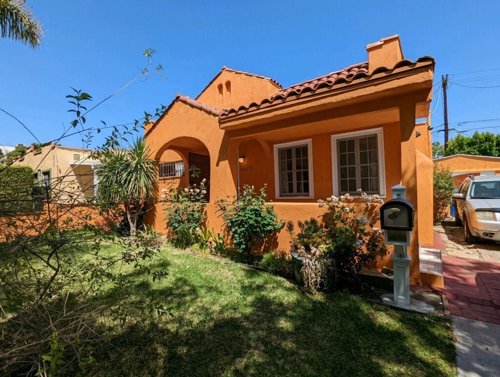 Building Photo - 6619 Willoughby Ave