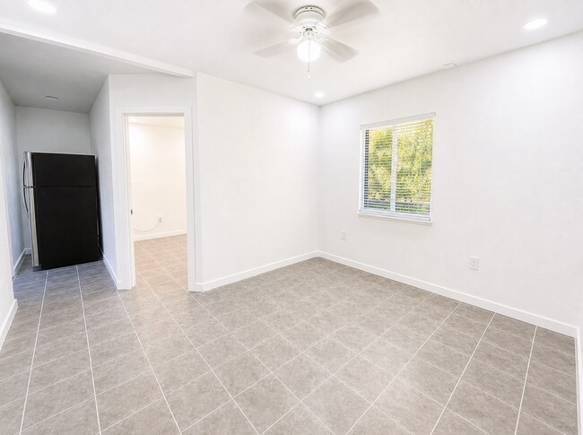 Building Photo - 240 1/2 E Beech Ave