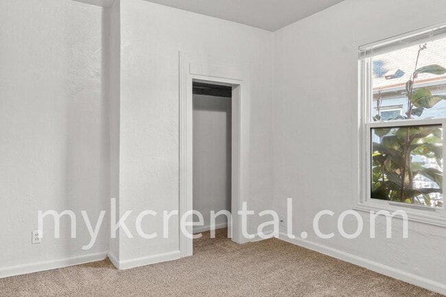 Building Photo - 1131 Hasbrook Ave