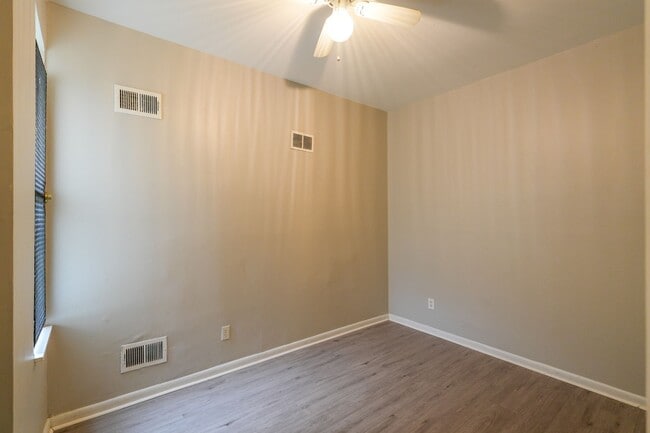 Building Photo - Newly renovated 6 bedroom 2.5 bath in Carroll Park Area