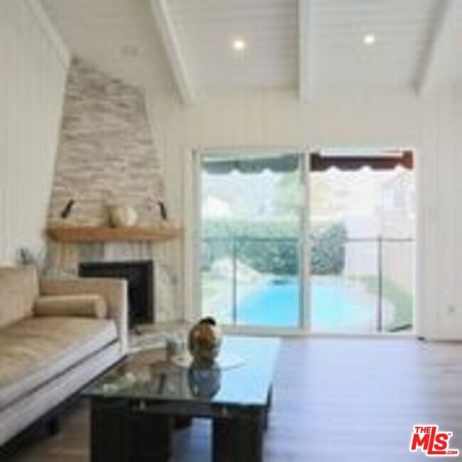 Building Photo - 446 S Almont Dr