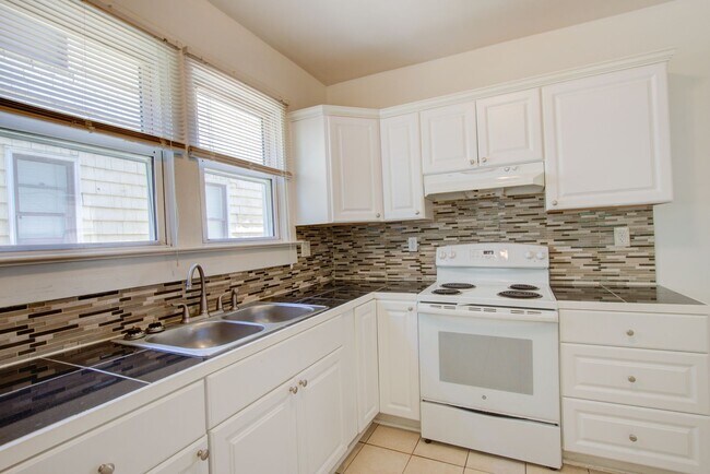 Building Photo - 6 Bed, 1.5 Bath Home in Granby School Dist...