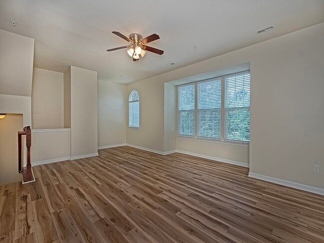 Building Photo - 627 Edison Dr