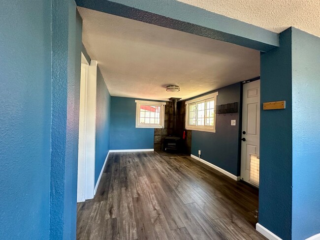 Building Photo - 3 Bedroom 2 Full Bath Renovated Single Fam...