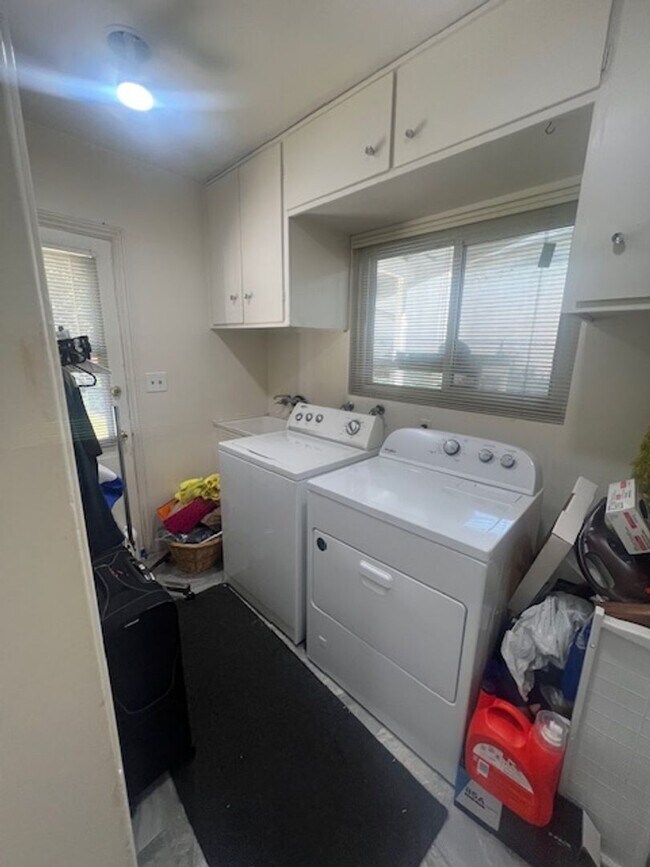 Building Photo - Beautiful One Level, 3 Bedroom, 3 Bathroom Tarzana Pool Home for Lease!