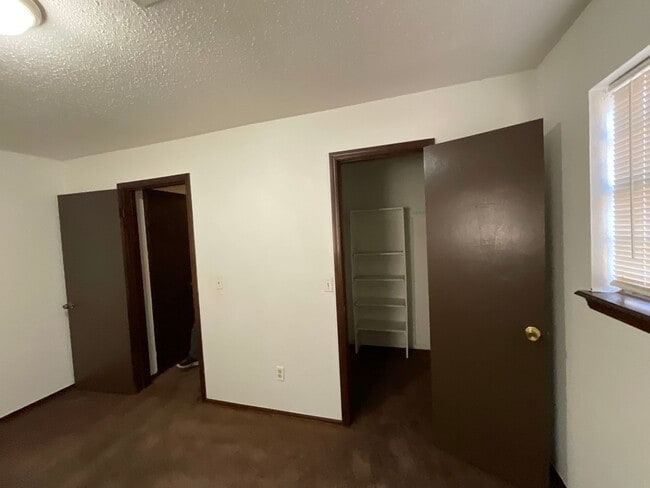 Building Photo - 3 Bed, 1 Bath, 2 Car Garage