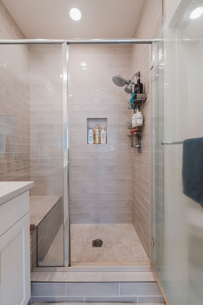 Building Photo - Newer townhome rental located in the gated One Seven Eight community!