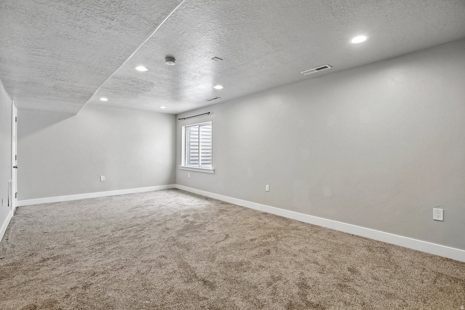 Building Photo - 167 W Silver Springs Dr