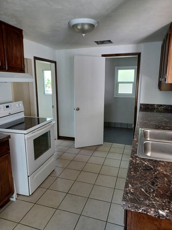 Building Photo - 1124 Navajo St