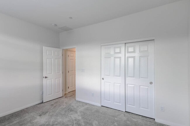Building Photo - 3 Bed Nicely Upgraded Summerlin TownHome