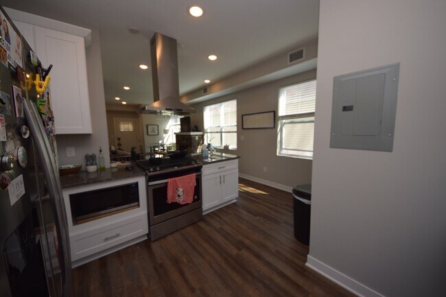 Building Photo - Fantastic luxury two-bedroom, two-bathroom condo in the Longfellow Neighborhood in Minneapolis!