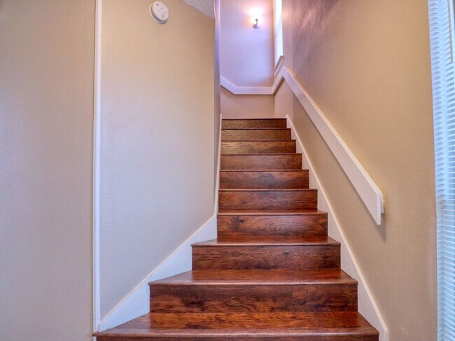 Building Photo - 413 Lakeway Dr