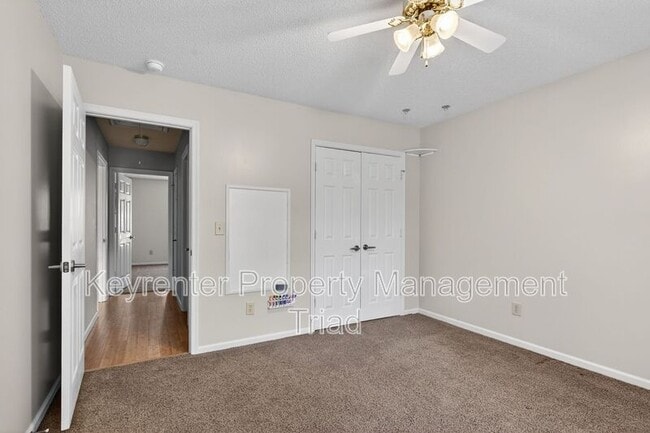 Building Photo - 10 Manor Ridge Ct