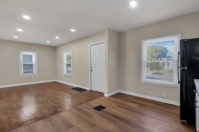 Building Photo - Newly Refreshed 3-Bed Bungalow with Bonus Sunroom & Finished Attic – Columbus Living!