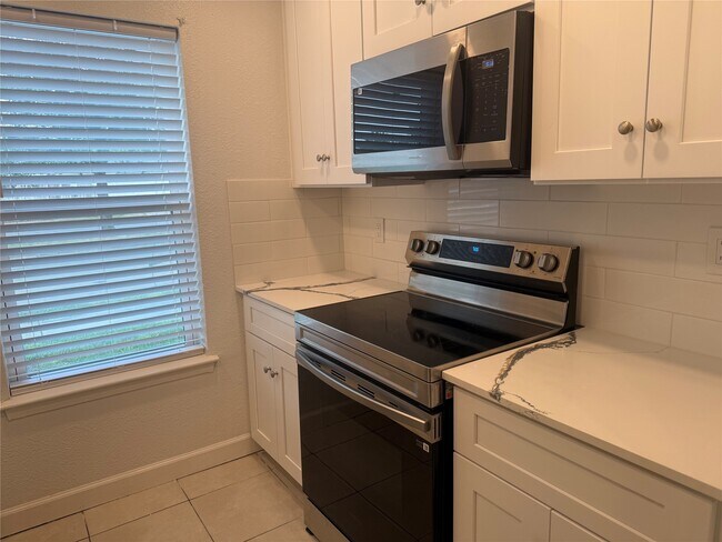 Building Photo - 6525 Renwick Dr