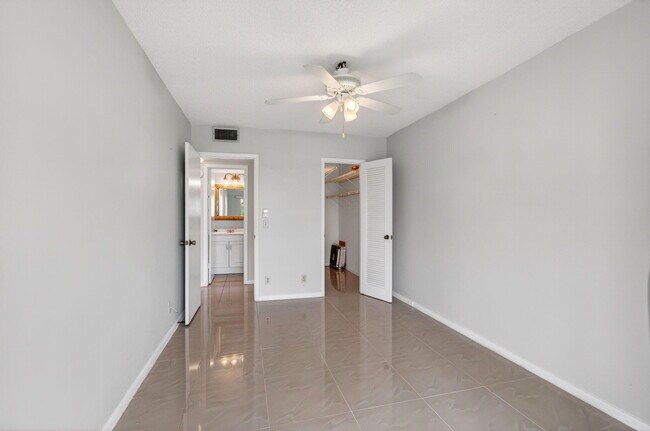 Building Photo - 116 Mansfield C